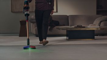 مكنسة Dyson V16 Piston Animal Submarine™ الرطبة والجافة — Dyson V16 أثناء التنظيف