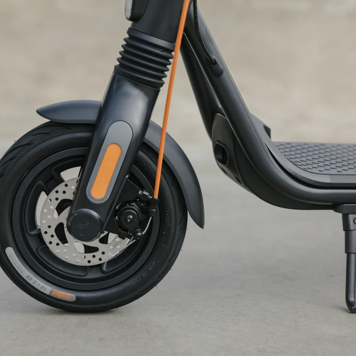 سكوتر كهربائي ناينبوت F2 برو II لون أسود من  ناينبوت  Ninebot Kickscooter F2 Pro II Electric Scooter - Black