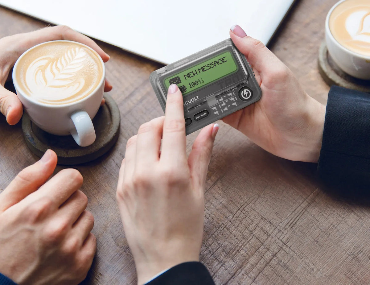 باور بانك ليفيلو Syncvolt سعة 10000mAh بقدرة 30W وتصميم بيجر – شبه شفاف – تفاصيل المنتج والعبوة
