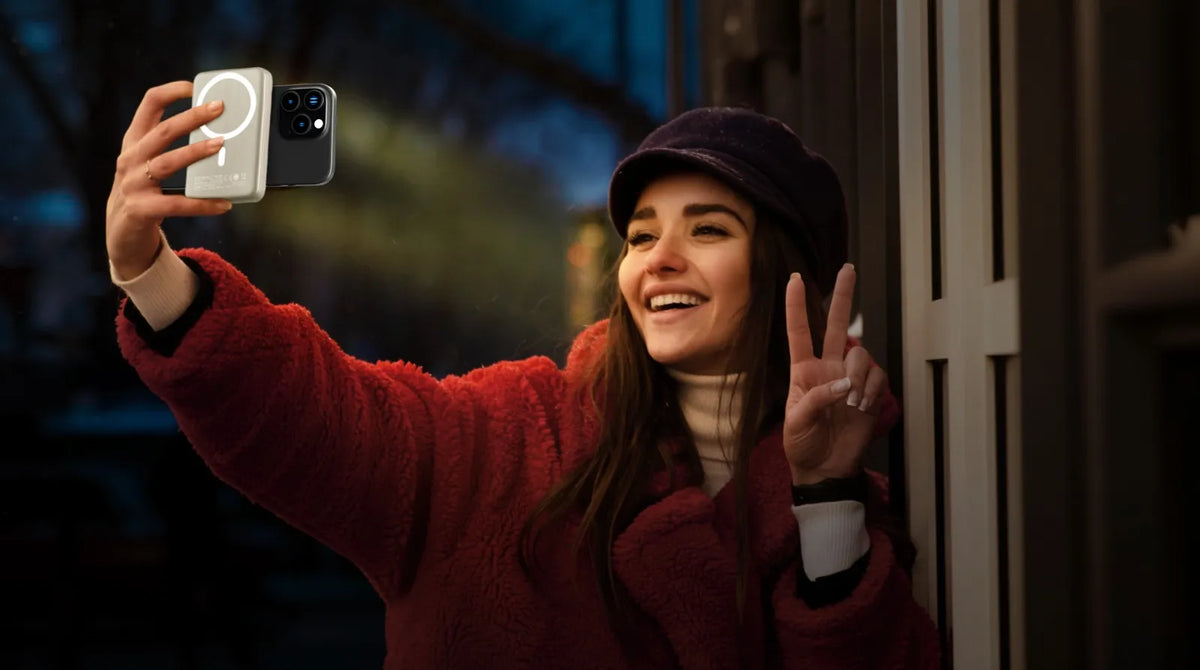 باور بانك ليفيلو MagLight سعة 8000 mAh بقدرة 20 W مع إضاءة تصوير – أبيض – تفاصيل المنتج والعبوة