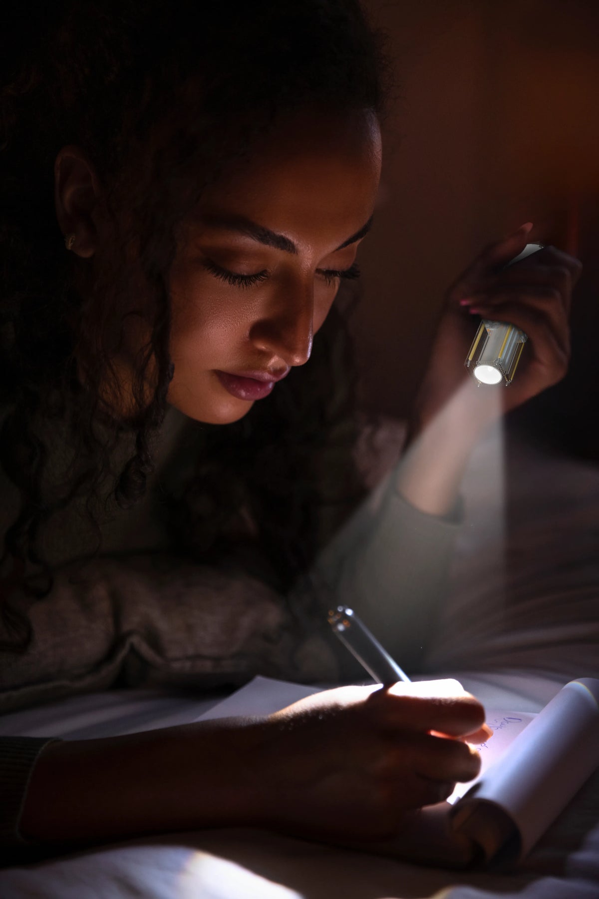 باور بانك ليفيلو SwapCell Pro بسعة إجمالية 15000 mAh ورؤوس قابلة للتبديل – شفاف – تفاصيل المنتج والعبوة