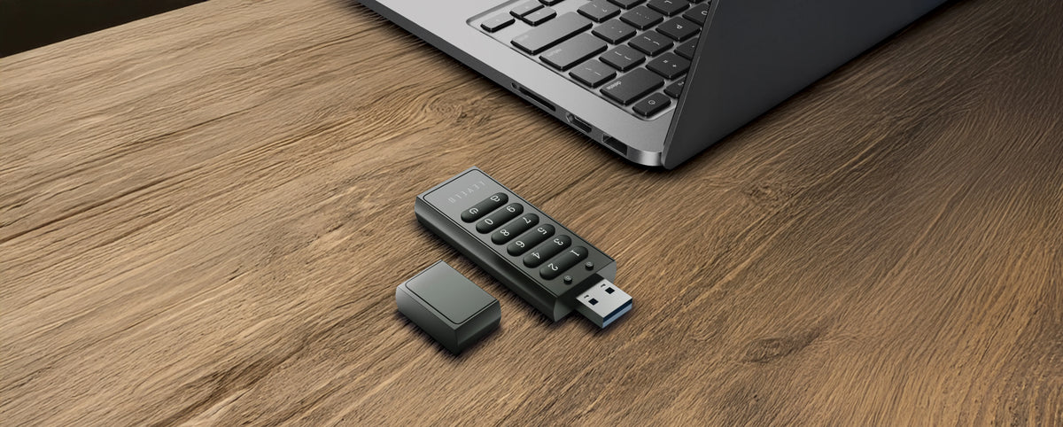 ذاكرة USB ليفيلو Lockvault المشفّرة بسعة 128 جيجابايت ولوحة أرقام – تفاصيل المنتج والعبوة
